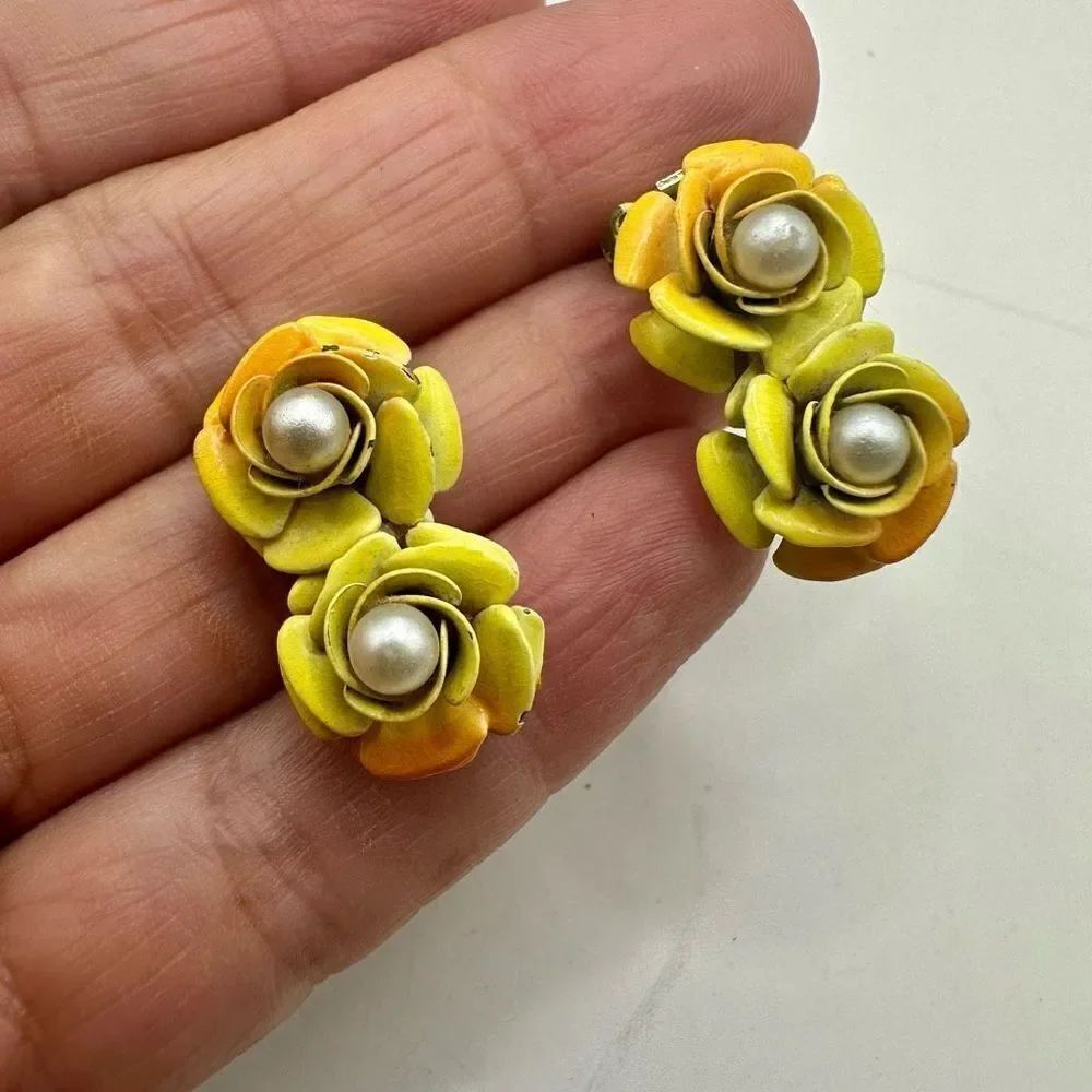 Vintage yellow flower faux pearl clip on earrings